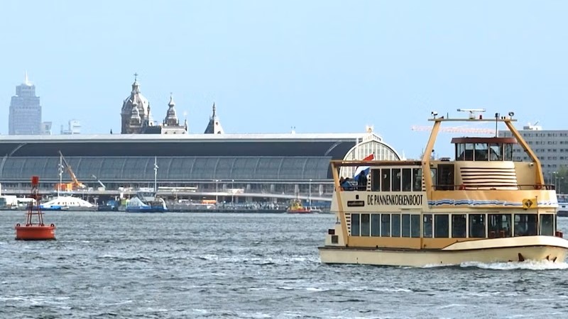 Pasajeros del crucero por el canal amsterdam comiendo panqueques ver
