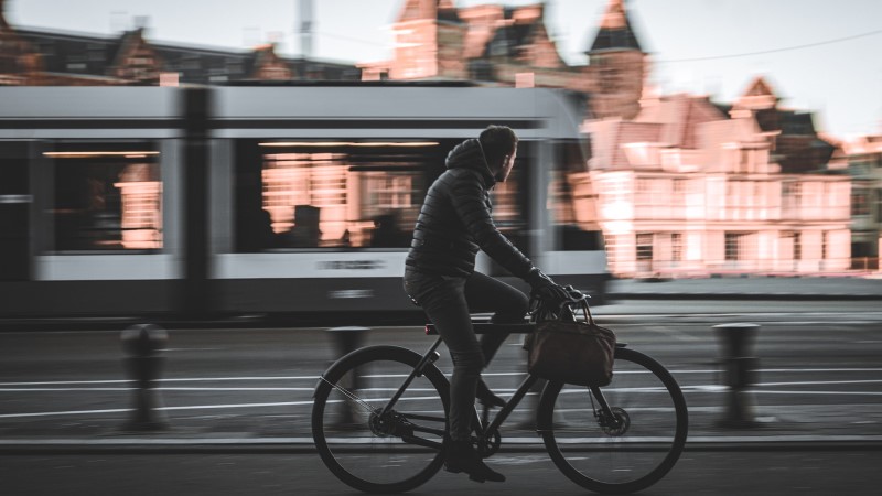 Transporte en amsterdam con bicicleta o tranvía
